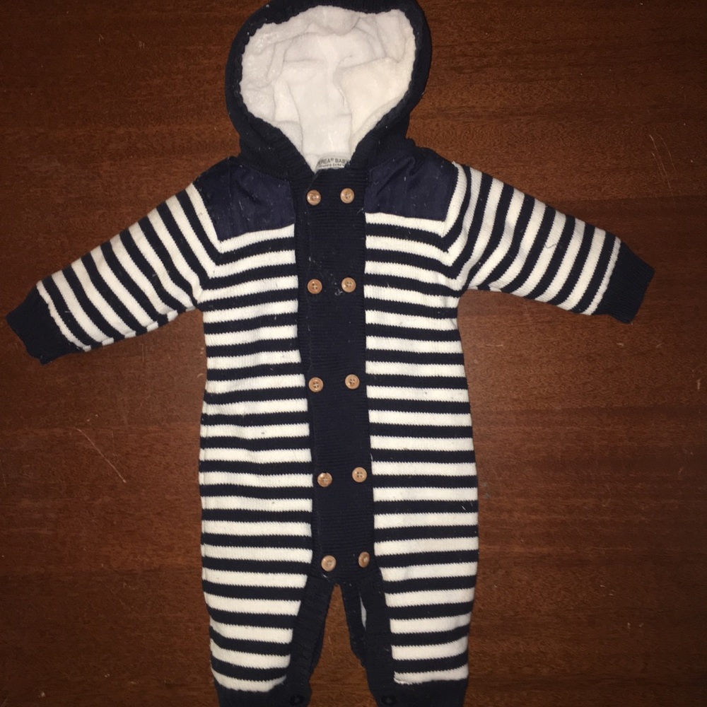 👶🏻 3-6 month knit snow suit - never worn
